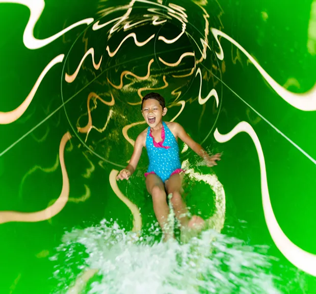 NIÑA EN TOBOGAN ROYAL CARIBBEAN