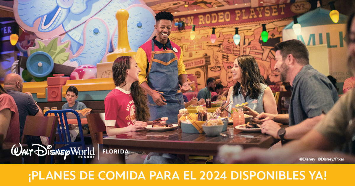 familia contenta en restaurante en hotel Disney Resort, plan comida