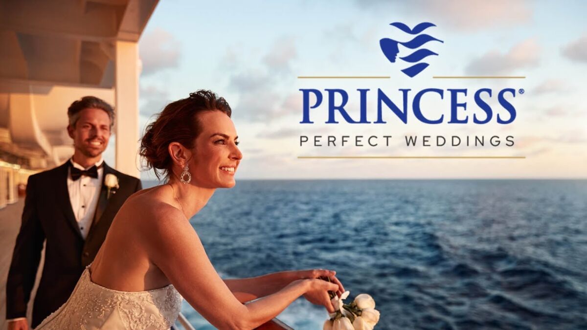 Novia y novio felices a bordo de Princess Cruises