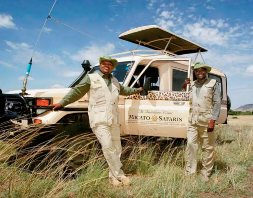 dos hombres empleados de Micato Safari y jeep