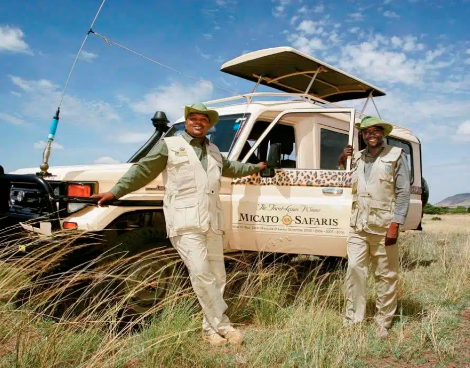 dos hombres empleados de Micato Safari y jeep 