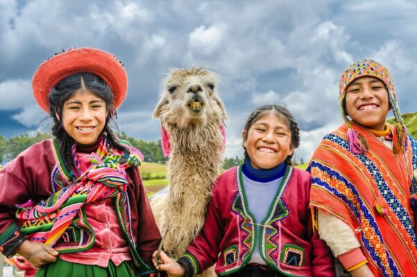 Peru, mujeres peruanas felices junto con llama