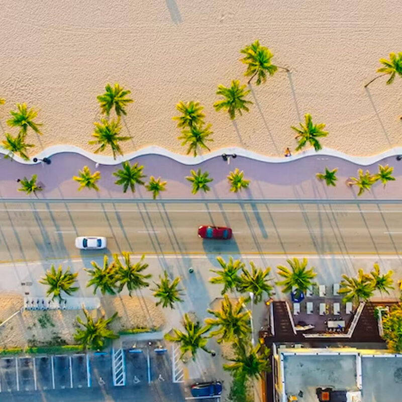 playa de Miami vista superior con carros pasando