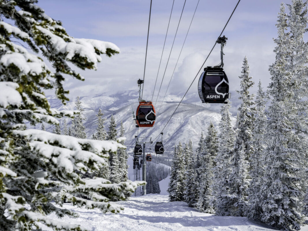gondolas de Aspen Snowmass subiendo por la montaña