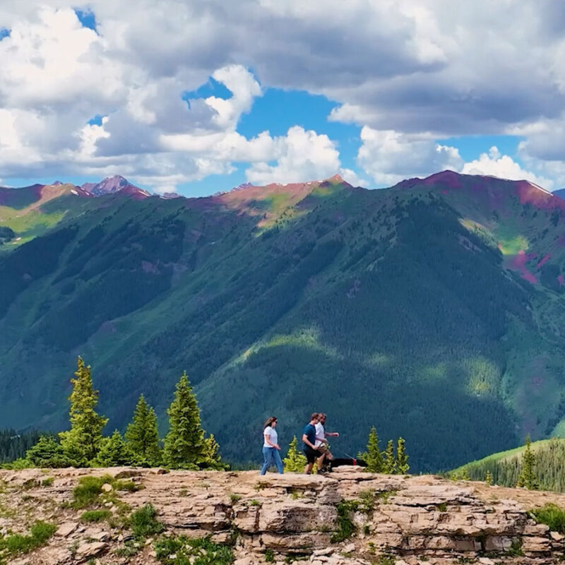 Aspen Mountain en verano, grupo de personas haciendo caminata por la montaña